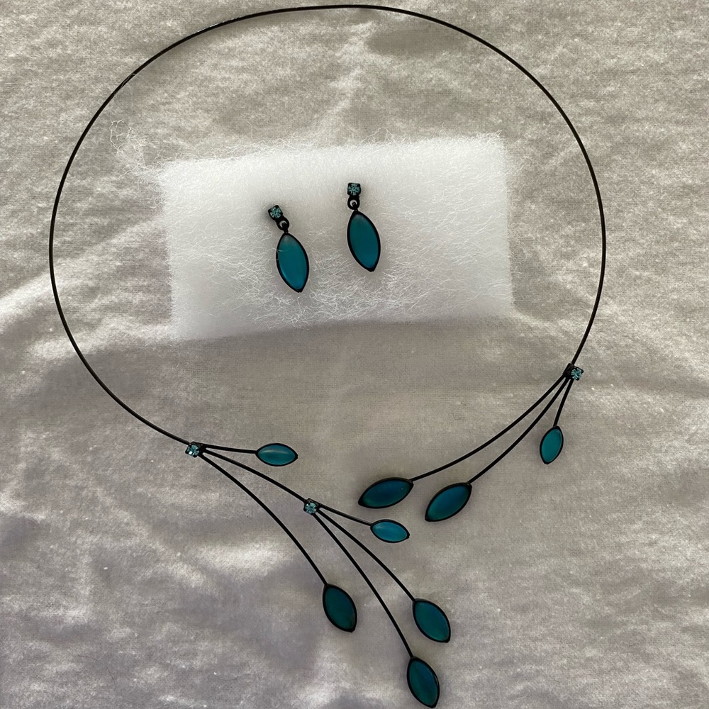 Gorgeous necklace and earring set